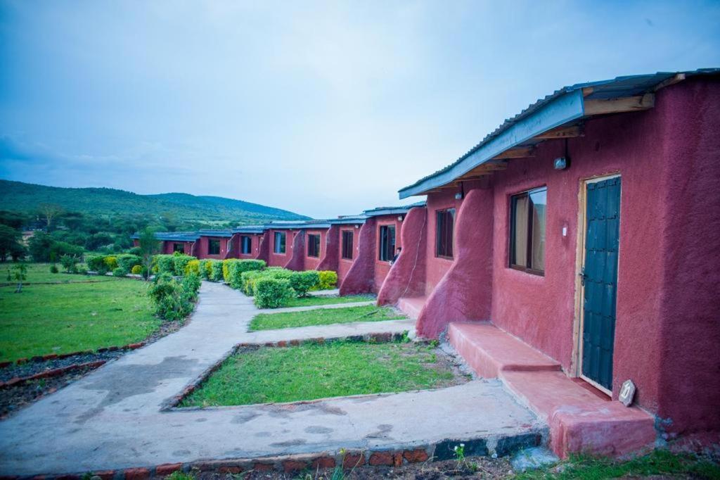 Endeem Mara Resort Ololaimutiek Екстериор снимка